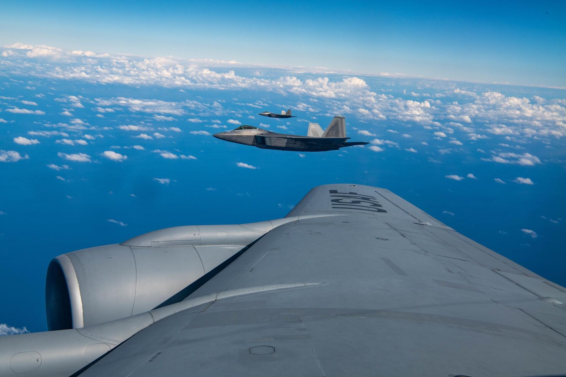 Caças F-22 Raptor da Força Aérea dos EUA sobrevoam o oceano Pacífico em 20 de dezembro de 2022 - Sputnik Brasil, 1920, 28.12.2022