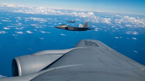 Caças F-22 Raptor da Força Aérea dos EUA sobrevoam o oceano Pacífico em 20 de dezembro de 2022 - Sputnik Brasil