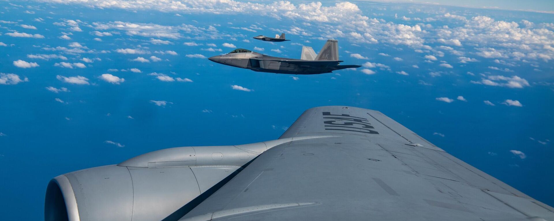 Caças F-22 Raptor da Força Aérea dos EUA sobrevoam o oceano Pacífico em 20 de dezembro de 2022 - Sputnik Brasil, 1920, 28.01.2023