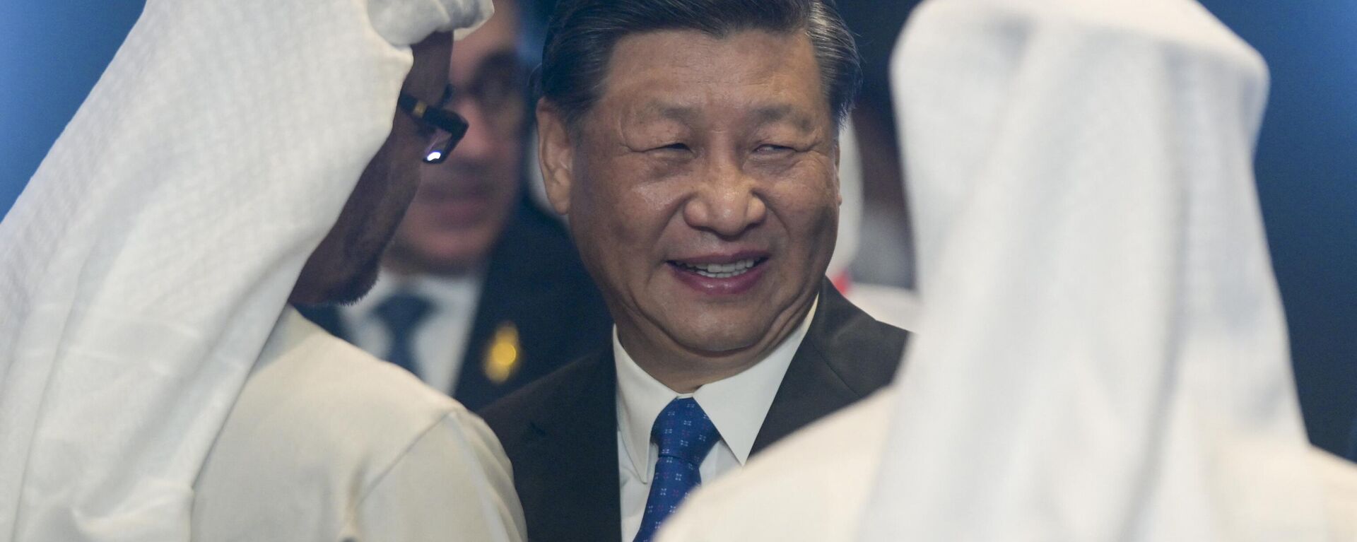 XI Jinping, presidente da China (no centro), fala com altos responsáveis dos Emirados Árabes Unidos na abertura da cúpula do G20 em Bali, Indonésia, 15 de novembro de 2022 - Sputnik Brasil, 1920, 29.12.2022