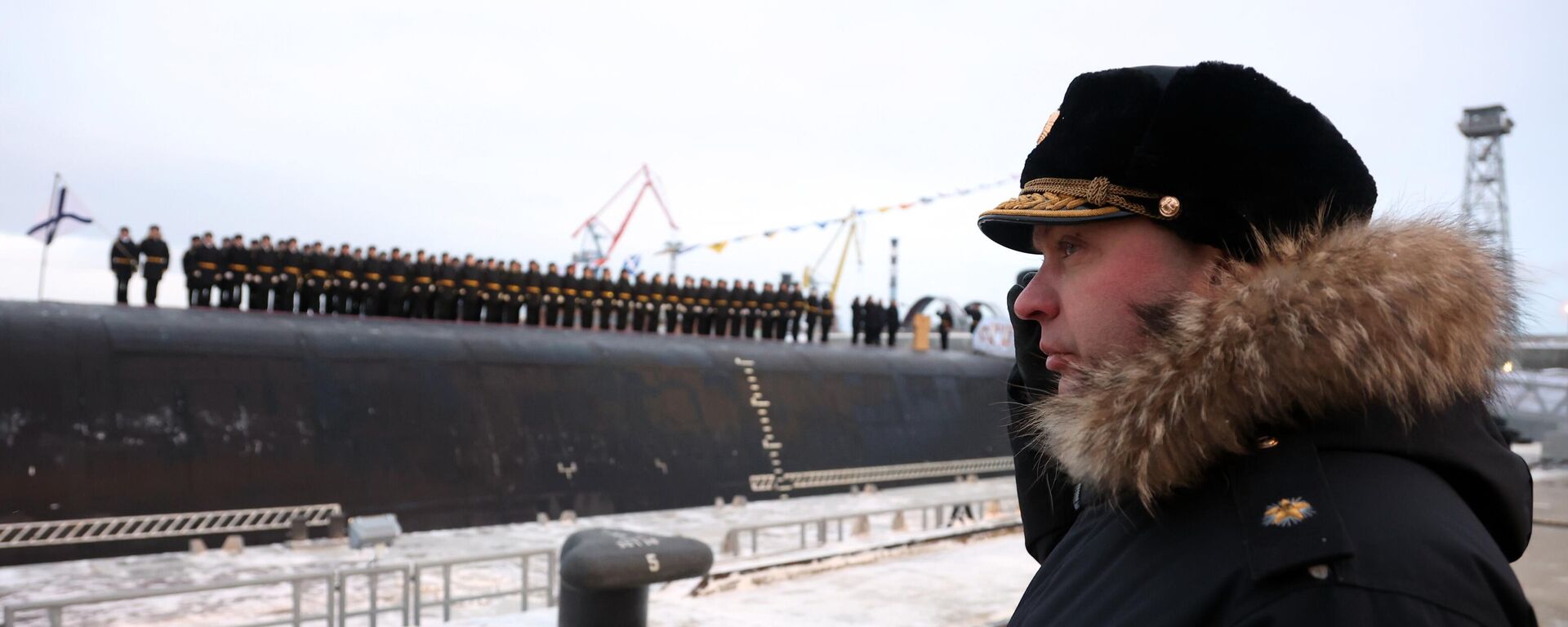 Cerimônia de hasteamento da bandeira naval no submarino nuclear Generalissimus Suvorov, que passa a integrar a Marinha da Rússia em 29 de dezembro de 2022 - Sputnik Brasil, 1920, 29.12.2022
