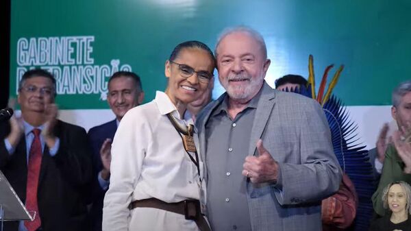 Luiz Inácio Lula da Silva (PT) e a nova ministra do Meio Ambiente, Marina Silva (Rede), em 29 de dezembro de 2022 - Sputnik Brasil