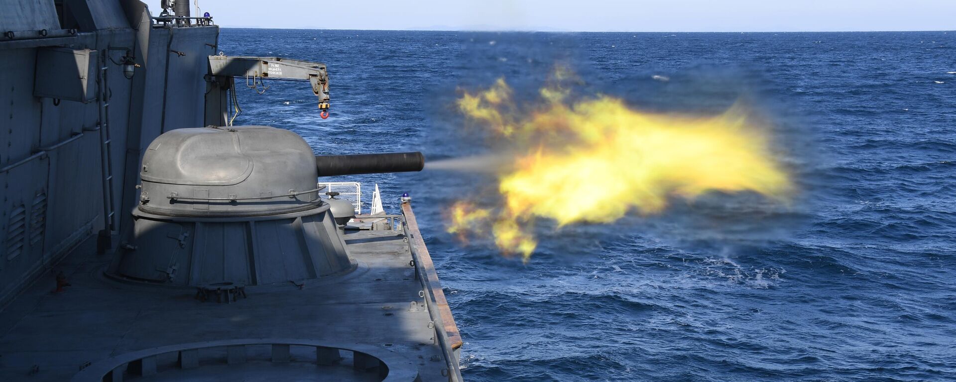 Canhão de 30 milímetros da unidade de artilharia AO-18 (AK-630) da corveta Gromky dispara durante exercícios Morskoe Vzaimodeistvie 2021 no mar do Japão (também conhecido como mar do Leste), foto publicada em 15 de outubro de 2021 - Sputnik Brasil, 1920, 29.12.2022