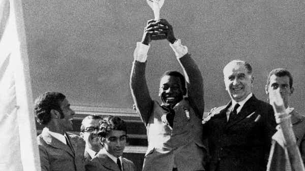 Pelé levanta a Taça Jules Rimet conquista no México, em 23 de junho de 1970  - Sputnik Brasil