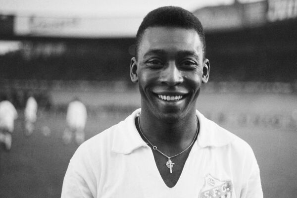 Atacante brasileiro, Pelé, vestindo a camisa do Santos, sorri antes de entrar em campo para um amistoso contra o clube francês Racing, em 13 de junho de 1961. Na ocasião, o Santos venceu a partida por 5 x 4. - Sputnik Brasil