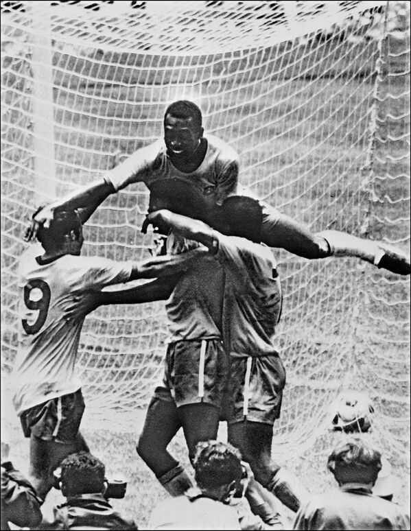 Pelé (ao topo) comemora com seus companheiros Tostão, Carlos Alberto e Jairzinho durante a final da Copa do Mundo entre Brasil e Itália, em 21 de junho de 1970, na Cidade do México. Na ocasião, o Brasil venceu por 4 x 1. - Sputnik Brasil