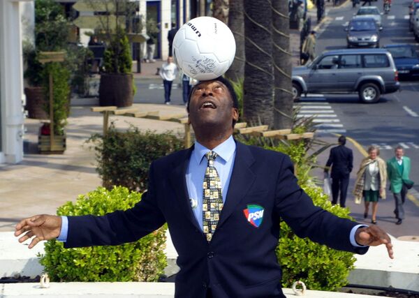 A lenda do futebol, Pelé, demonstra suas habilidades em Cannes, na França, durante o intervalo da Feira Internacional do Mercado de Televisão, em 4 de abril de 2001. - Sputnik Brasil