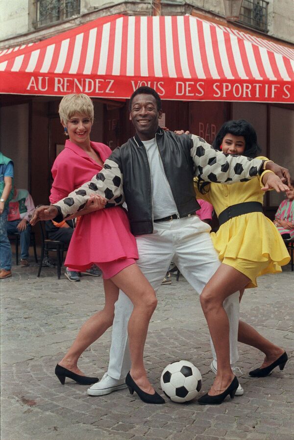 Pelé, tricampeão mundial do Brasil (1958, 1962, 1970), posa em 8 de agosto de 1987 em Paris com duas figurantes, enquanto se apresenta para um filme publicitário para a empresa French Loto. - Sputnik Brasil