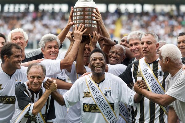O ex-jogador Pelé (ao centro), embaixador da Copa do Mundo de 2014, comemora com ex-jogadores da seleção durante a cerimônia dos 100 anos do Santos no estádio da Vila Belmiro, em Santos, em 14 de abril de 2012. - Sputnik Brasil