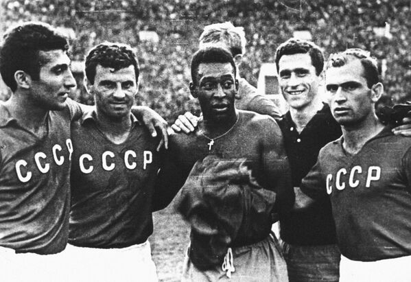 Pelé participa de amistoso entre as seleções da União Soviética e do Brasil no Estádio Central Lenin, em Moscou. - Sputnik Brasil