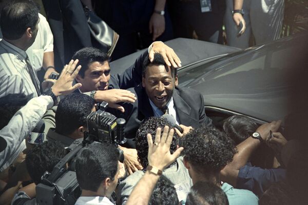 Pelé chega ao Aeroporto Internacional Juan Santamaría na Costa Rica em 15 de fevereiro de 1997. - Sputnik Brasil