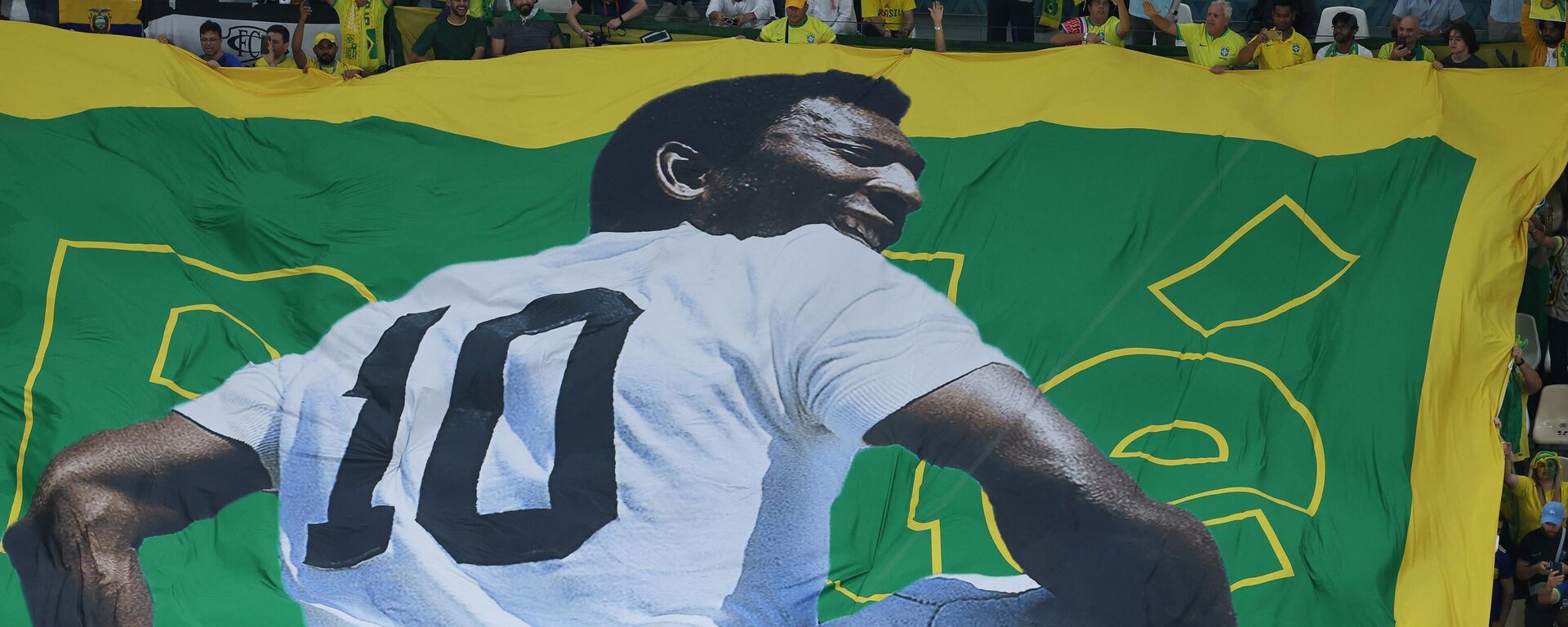 Бразильский футболист Пеле на плакате во время матча между сборными Камеруна и Бразилии на ЧМ-2022 в Катаре  - Sputnik Brasil, 1920, 30.12.2022