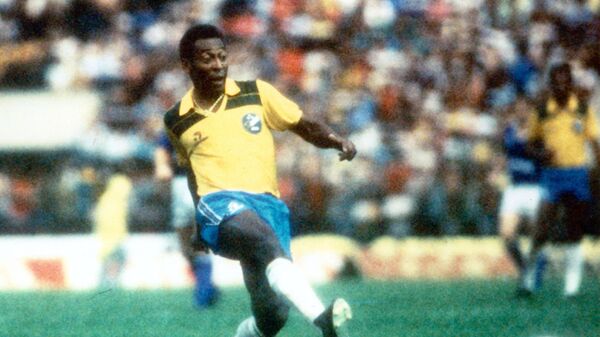 O ex-jogador de futebol Édson Arantes do Nascimento, o Pelé, participa de amistoso na Itália - Sputnik Brasil