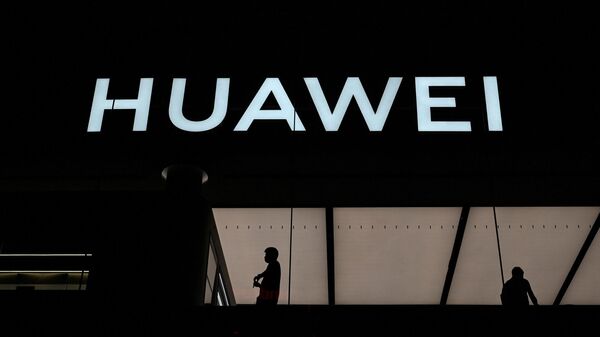 Logotipo da Huawei no prédio da loja principal da empresa em Shenzhen, província de Guangdong, China, 12 de julho de 2022 - Sputnik Brasil