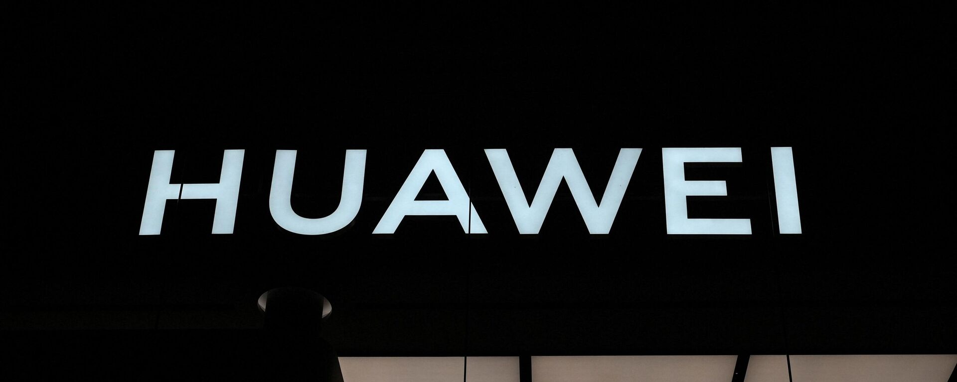 Logotipo da Huawei no prédio da loja principal da empresa em Shenzhen, província de Guangdong, China, 12 de julho de 2022 - Sputnik Brasil, 1920, 30.12.2022