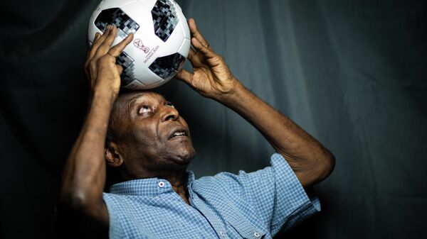 Pelé, campeão nas Copas do Mundo de 1958, 1962 e 1970, no museu que leva seu nome, em Santos, em 28 de novembro de 2018 - Sputnik Brasil