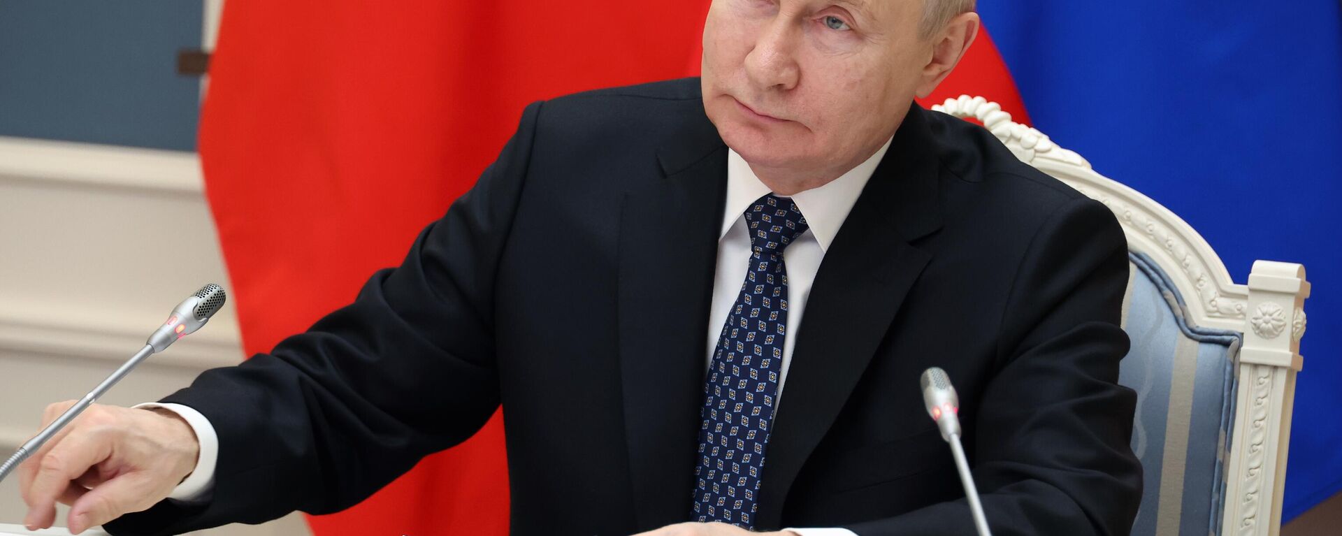 Vladimir Putin, presidente da Rússia, durante videoconferência com Xi Jinping, seu homólogo da China (fora da foto), 30 de dezembro de 2022 - Sputnik Brasil, 1920, 24.01.2023