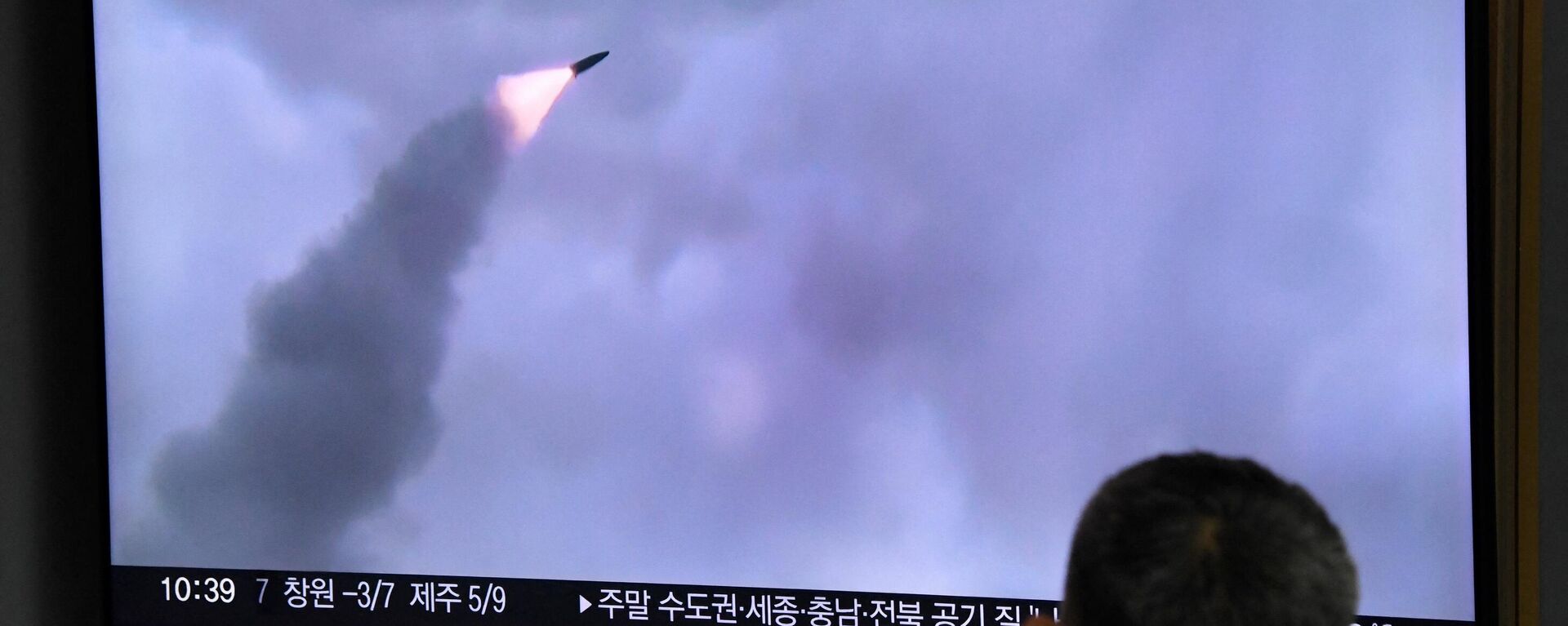 Homem observa tela televisiva mostrando imagens do lançamento de míssil da Coreia do Norte em uma estação ferroviária em Seul, Coreia do Sul, 31 de dezembro de 2022 - Sputnik Brasil, 1920, 31.12.2022