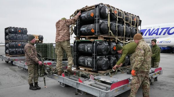 Militares ucranianos desempacotam mísseis antitanque Javelin, entregues como parte da assistência de segurança dos EUA à Ucrânia, no aeroporto Borispol, nos arredores de Kiev, Ucrânia, 11 de fevereiro de 2022 - Sputnik Brasil