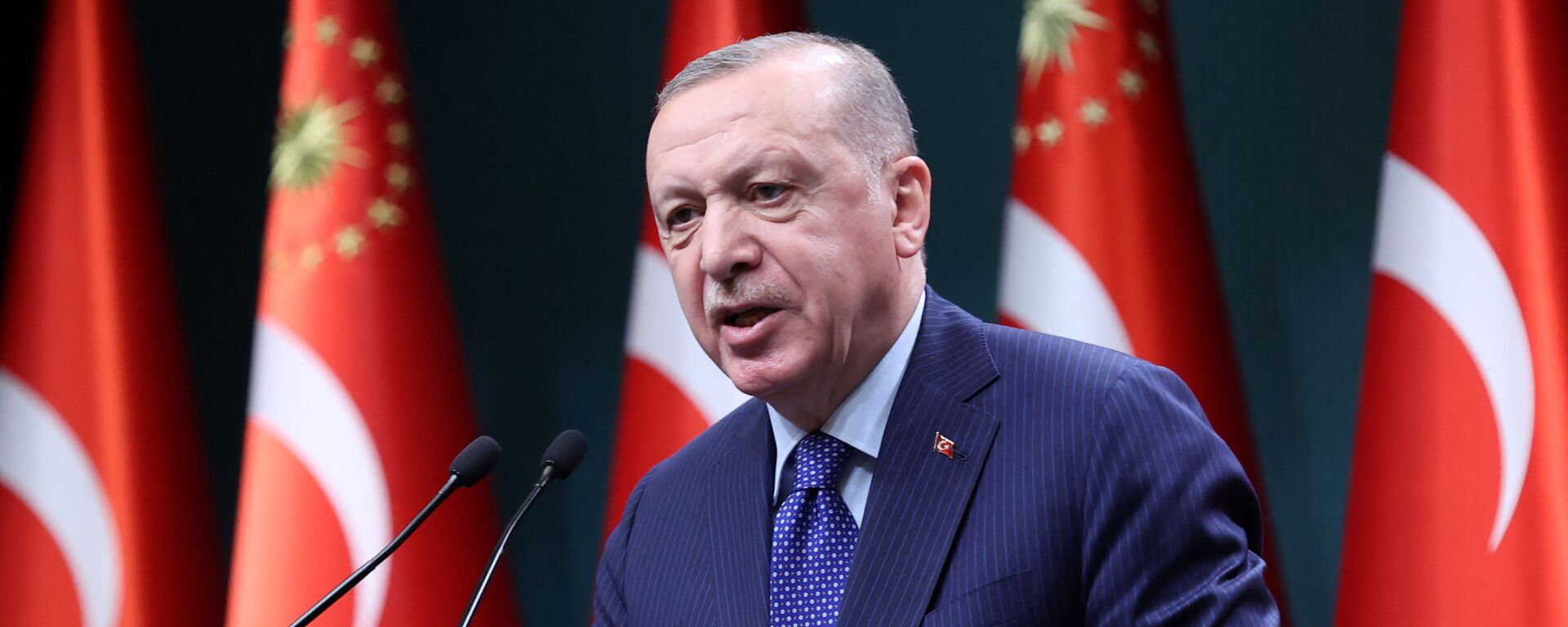 O presidente turco Recep Tayyip Erdogan faz um discurso após uma reunião de avaliação no Complexo Presidencial em Ancara, 5 de abril de 2021 - Sputnik Brasil, 1920, 01.01.2023