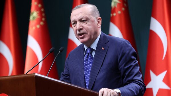 O presidente turco Recep Tayyip Erdogan faz um discurso após uma reunião de avaliação no Complexo Presidencial em Ancara, 5 de abril de 2021 - Sputnik Brasil