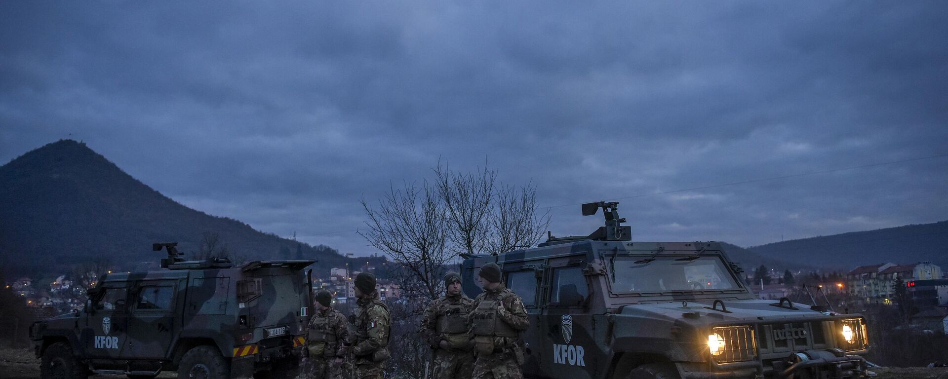 Efetivos da Força do Kosovo (KFOR, na sigla em inglês) da OTAN em patrulha na aldeia de Rudare, perto de Zvecan, 29 de dezembro de 2022 - Sputnik Brasil, 1920, 01.01.2023