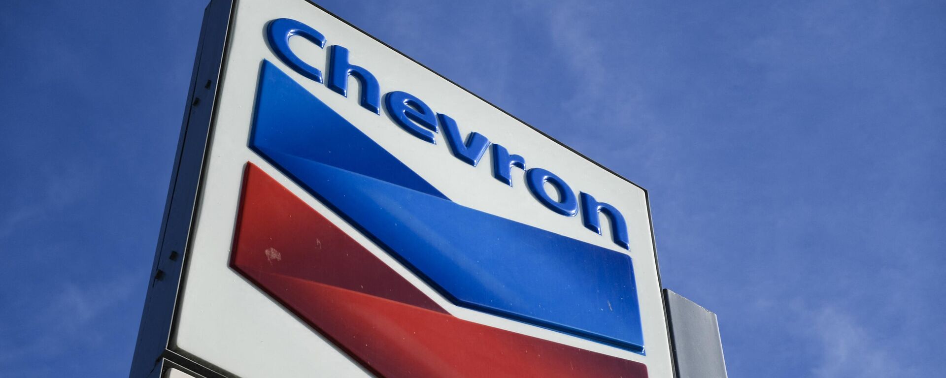 Logotipo da Chevron em posto de gasolina da empresa em El Segundo, na Califórnia, em 26 de janeiro de 2022 - Sputnik Brasil, 1920, 01.01.2023