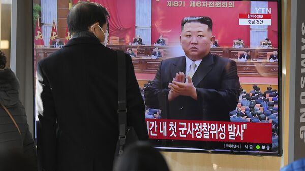 Tela televisiva mostra Kim Jong-un, líder da Coreia do Norte, durante noticiário na Estação Ferroviária de Seul, Seul, Coreia do Sul, 1º de janeiro de 2023 - Sputnik Brasil