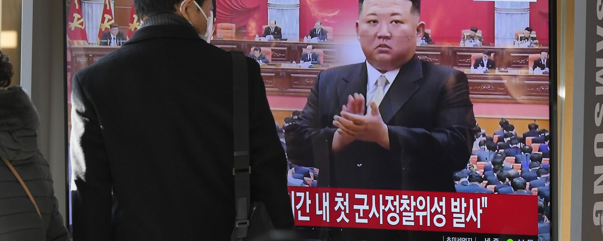 Tela televisiva mostra Kim Jong-un, líder da Coreia do Norte, durante noticiário na Estação Ferroviária de Seul, Seul, Coreia do Sul, 1º de janeiro de 2023 - Sputnik Brasil, 1920, 12.03.2023