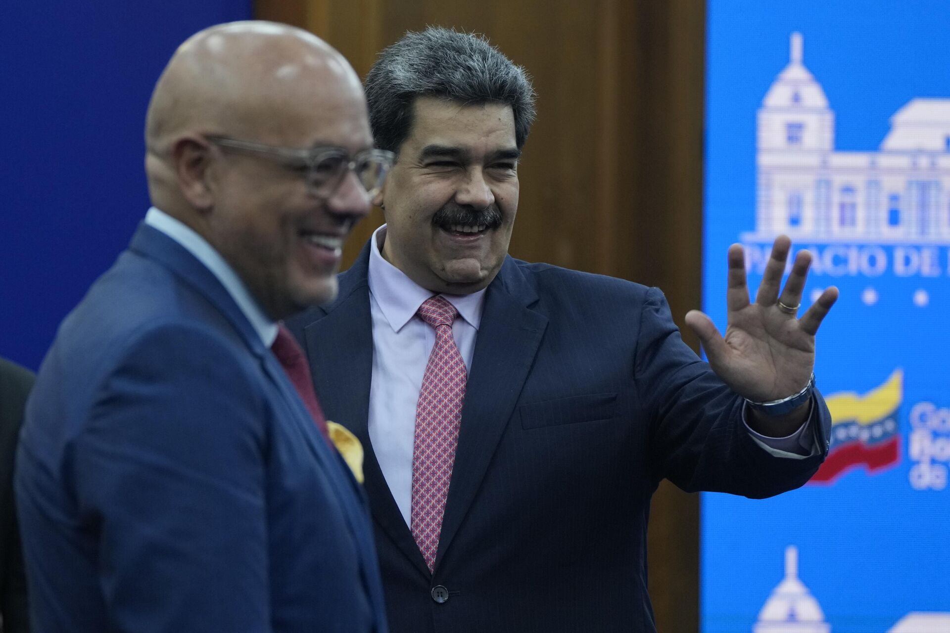 O presidente venezuelano, Nicolás Maduro, acena para jornalistas em Caracacas em 30 de novembro de 2022 acompanhado pelo deputado Jorge Rodríguez, que virá à posse de Lula  - Sputnik Brasil, 1920, 01.01.2023