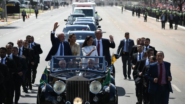 O presidente Lula, a primeira dama Janja,  o vice-presidente Geraldo Alckmin e sua esposa Lu Alckmin durante desfile em carro aberto no evento de posse - Sputnik Brasil