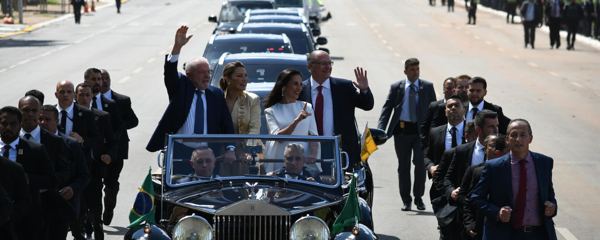 O presidente Lula, a primeira dama Janja,  o vice-presidente Geraldo Alckmin e sua esposa Lu Alckmin durante desfile em carro aberto no evento de posse - Sputnik Brasil, 1920, 01.01.2023