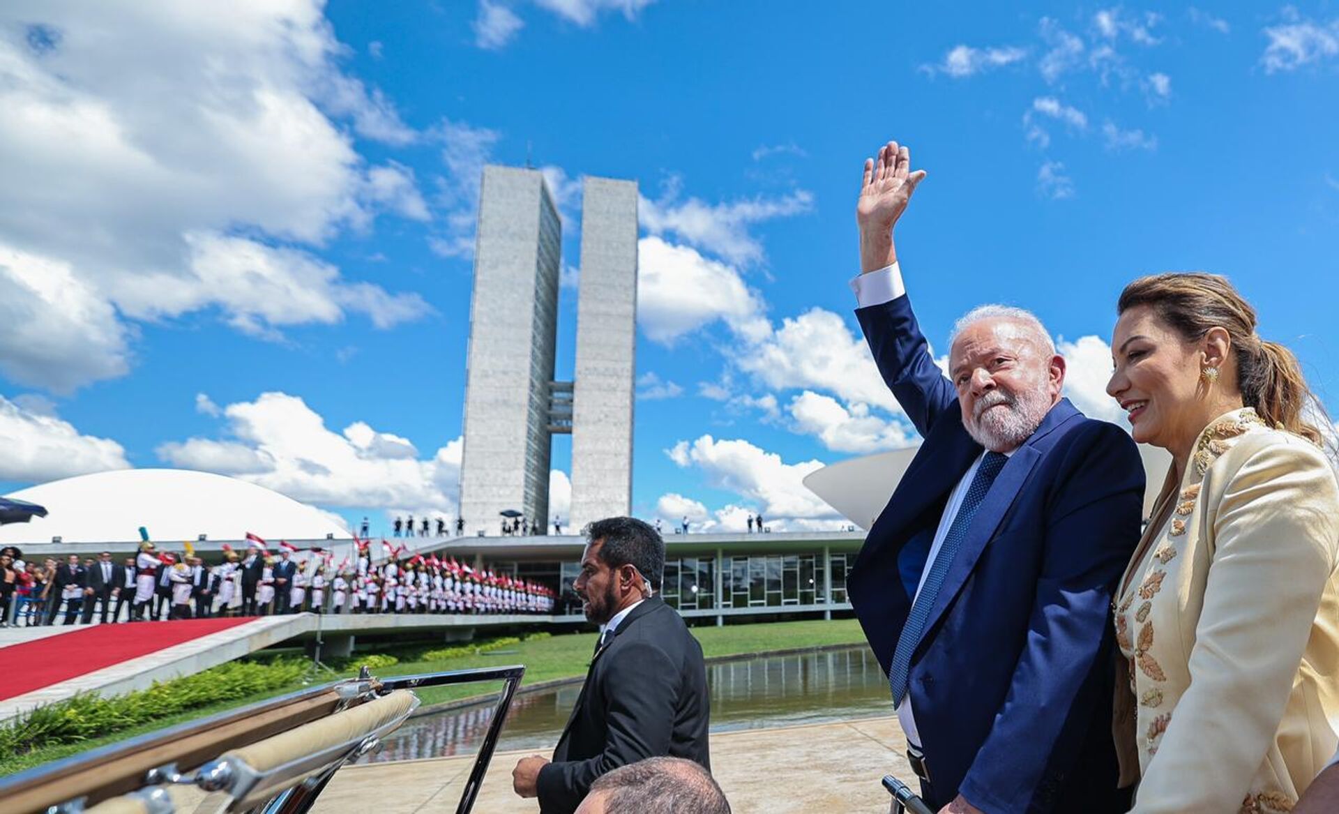O presidente eleito Luiz Inácio Lula da Silva desfila ao lado da primeira-dama durante a posse em Brasília - Sputnik Brasil, 1920, 04.01.2023