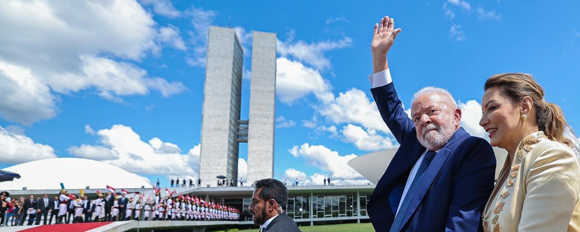 O presidente Luiz Inácio Lula da Silva (PT) acena para apoiadores em frente à rampa do Palácio do Planalto, em Brasília (DF), durante cerimônia de posse, no dia 1º de janeiro de 2023 (foto de arquivo) - Sputnik Brasil, 1920, 02.01.2023