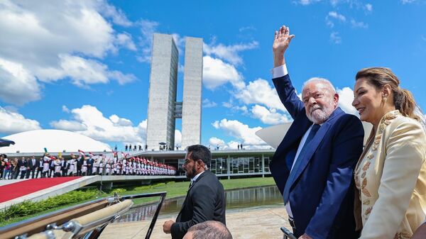 O presidente eleito Luiz Inácio Lula da Silva desfila ao lado da primeira-dama durante a posse em Brasília - Sputnik Brasil