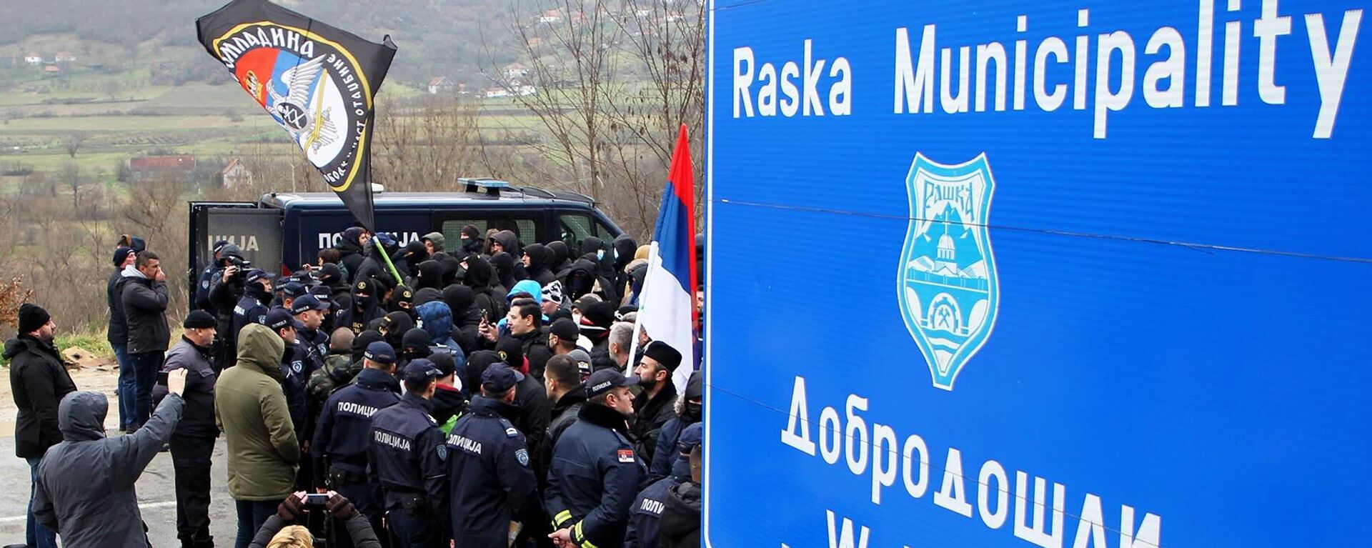 Policiais e manifestantes em ação de apoio a sérvios kosovares na fronteira entre a Sérvia e a autoproclamada república de Kosovo, foto publicada em 18 de dezembro de 2022 - Sputnik Brasil, 1920, 02.01.2023