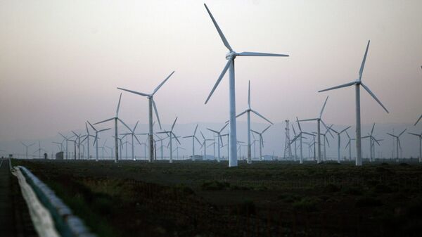 Turbinas eólicas produzidas pela Goldwind Science & Technology Ltd. são vistas no Da Bancheng Wind Farm, ao sul de Urumqi, em Xinjiang, China - Sputnik Brasil