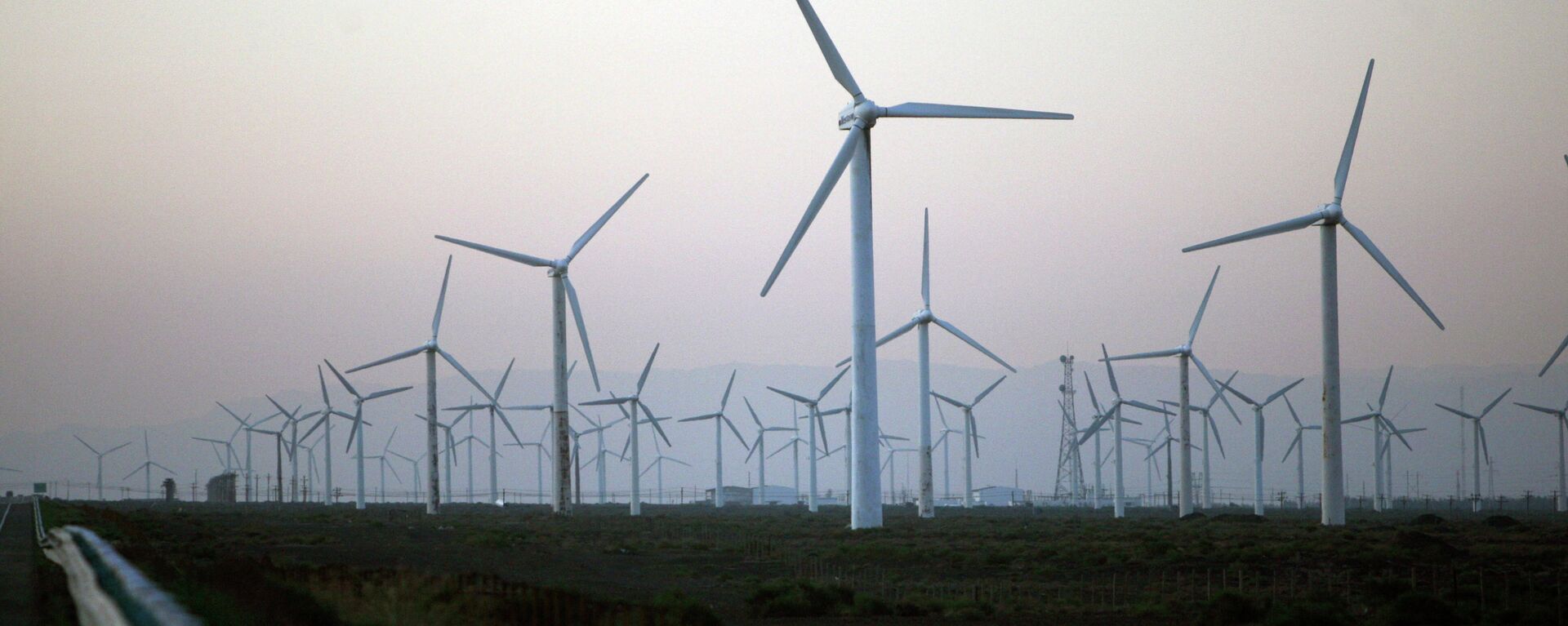 Turbinas eólicas produzidas pela Goldwind Science & Technology Ltd. são vistas no Da Bancheng Wind Farm, ao sul de Urumqi, em Xinjiang, China - Sputnik Brasil, 1920, 02.01.2023