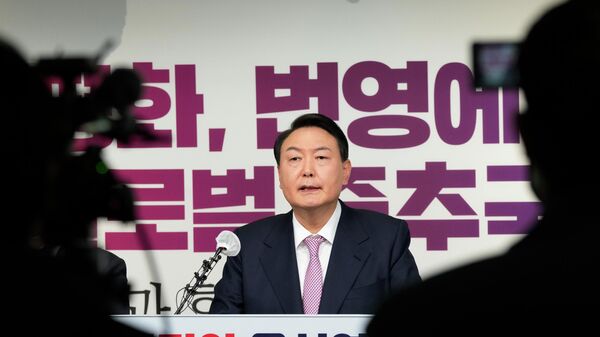 Yoon Suk Yeol, então candidato presidencial do principal Partido do Poder Popular da oposição, fala durante uma coletiva de imprensa na sede do partido em Seul, Coreia do Sul, 24 de janeiro de 2022 - Sputnik Brasil