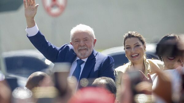 O presidente Luiz Inácio Lula da Silva (PT) acena após partir com sua esposa, Rosângela Silva, da Catedral Metropolitana para a cerimônia de posse no Congresso, em Brasília, no Brasil, em 1º de janeiro de 2023 (foto de arquivo) - Sputnik Brasil