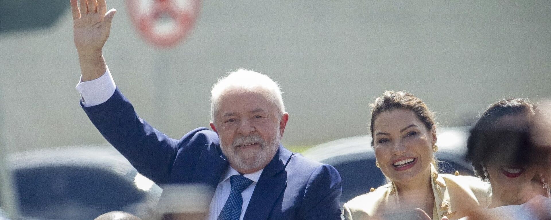 O presidente Luiz Inácio Lula da Silva (PT) acena após partir com sua esposa, Rosângela Silva, da Catedral Metropolitana para a cerimônia de posse no Congresso, em Brasília, no Brasil, em 1º de janeiro de 2023 - Sputnik Brasil, 1920, 02.01.2023