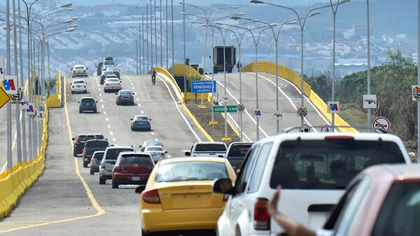 Automóveis atravessam a Ponte Internacional Atanasio Girardot de Urena, Venezuela, para Cucuta, Colômbia, no dia em que ela foi aberta, 1º de janeiro de 2023 - Sputnik Brasil