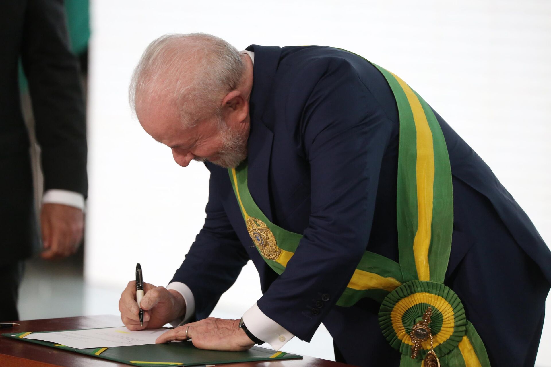 Lula assina decretos durante cerimônia de posse dos novos ministros de Estado, na cidade de Brasília (DF), em 1º de janeiro de 2023 - Sputnik Brasil, 1920, 05.01.2023