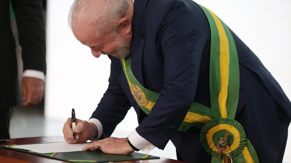 Lula assina decretos durante cerimônia de posse dos novos ministros de Estado, na cidade de Brasília (DF), em 1º de janeiro de 2022 - Sputnik Brasil