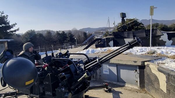Nesta foto fornecida pelo Ministério da Defesa da Coreia do Sul, soldados sul-coreanos operam um canhão automático Vulcan durante um exercício militar em Yangju, Coreia do Sul, 29 de dezembro de 2022 - Sputnik Brasil