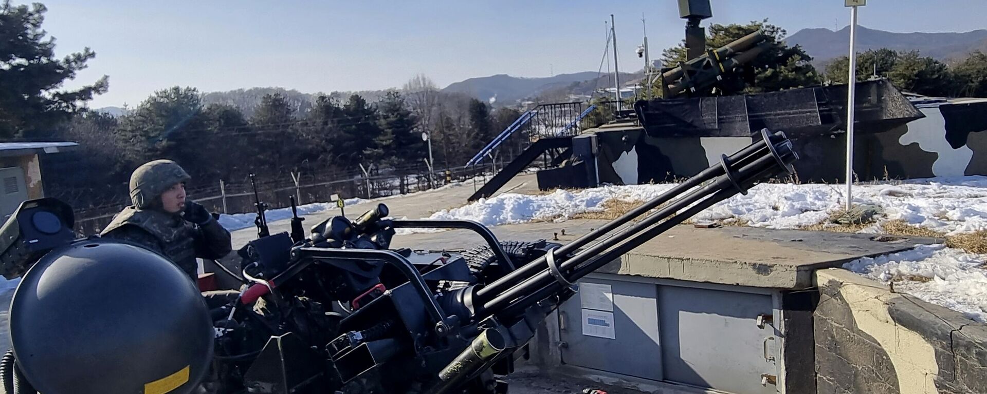 Nesta foto fornecida pelo Ministério da Defesa da Coreia do Sul, soldados sul-coreanos operam um canhão automático Vulcan durante um exercício militar em Yangju, Coreia do Sul, 29 de dezembro de 2022 - Sputnik Brasil, 1920, 06.03.2023