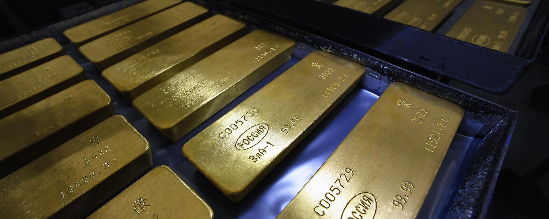 Barras de ouro com 99,99% de pureza na fábrica de metais não ferrosos de Krasnoiarsk, na Rússia - Sputnik Brasil, 1920, 30.10.2023