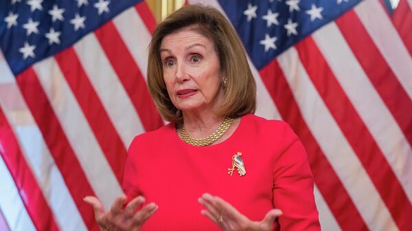 A presidente da Câmara, Nancy Pelosi, da Califórnia, fala com repórteres antes de assinar o PACT Act de 2022, durante cerimônia de inscrição do projeto de lei em Washington, 9 de agosto de 2022 - Sputnik Brasil