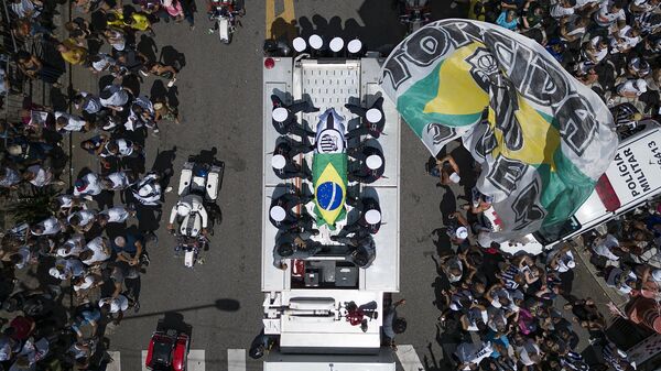 Caixão com o corpo de Pelé deixa a Vila Belmiro, em Santos (SP), coberto com as bandeiras do Brasil e do time do Santos, em 3 de janeiro de 2022  - Sputnik Brasil