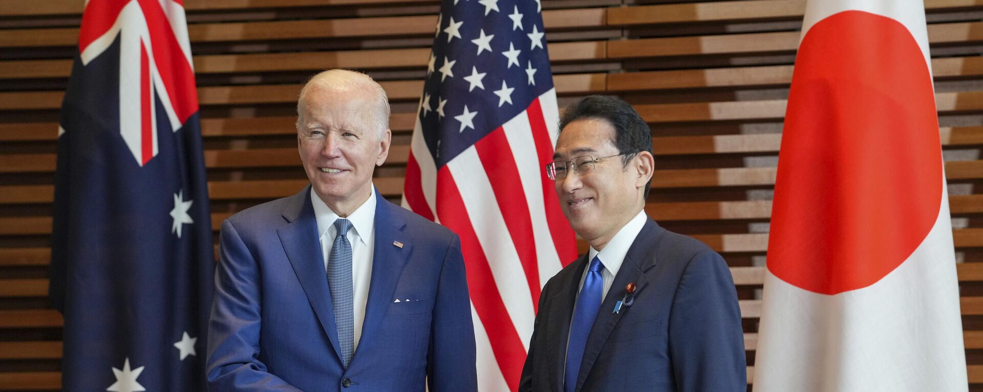 O presidente dos EUA, Joe Biden (à esquerda), é recebido pelo primeiro-ministro do Japão, Fumio Kishida (à direita), durante encontro do Quad. Tóquio, 24 de maio de 2022 - Sputnik Brasil, 1920, 15.02.2023